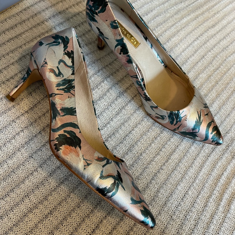 Metallic floral pumps